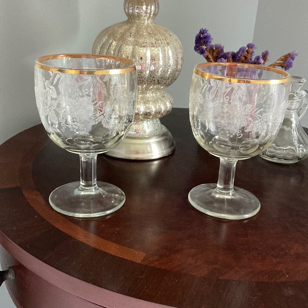 Bartlett & Collins Sand Etched Thumbprint Goblet set is 2